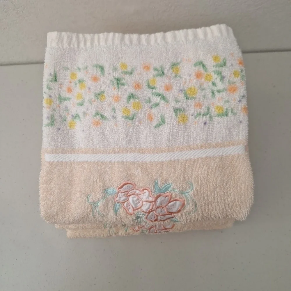 Vintage 4 Bath Towels Embroidered Pink Flowers on Peach Towel w/ Flower Borders